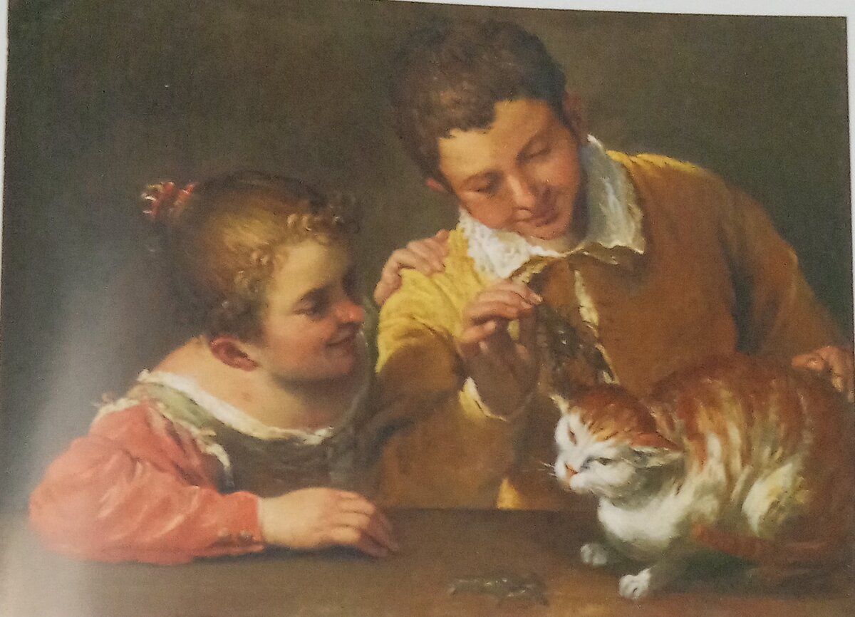 Двое детей дразнят кота