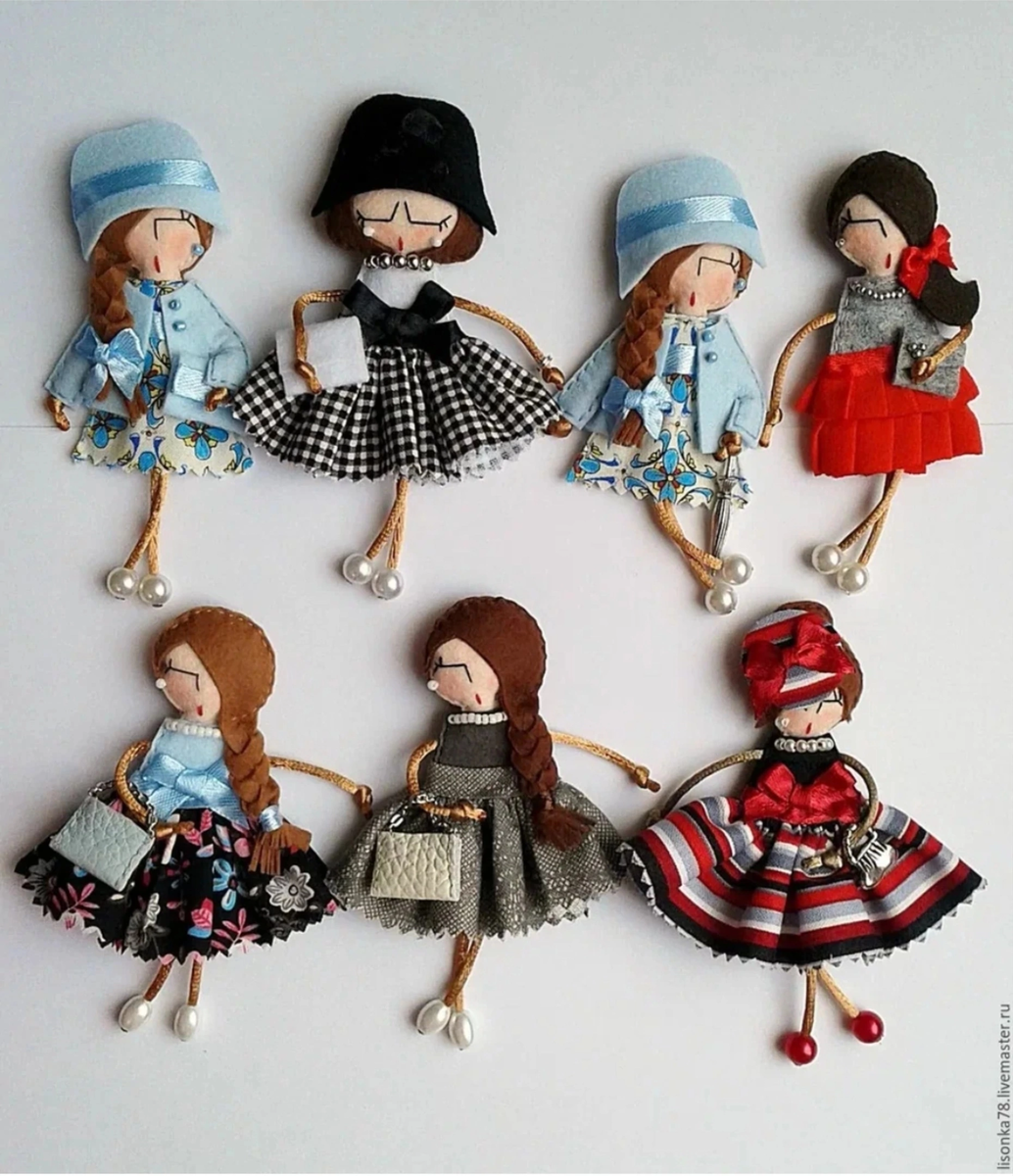 Diy dolls. Брошка куколка. Брошки куколки из фетра. Тканевая кукла. Куклы броши текстильные.