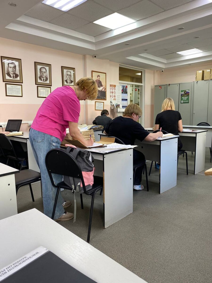 Сделала фото, когда еще искала данные про деда. Столы все заняты. Иногда там сидят по двое. 