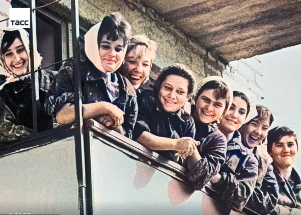 Бригада строителей на балконе. 60-е годы