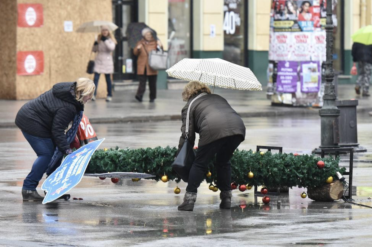 Ветер запросто может снести все то, что плохо лежит. Фото espreso.co.rs 