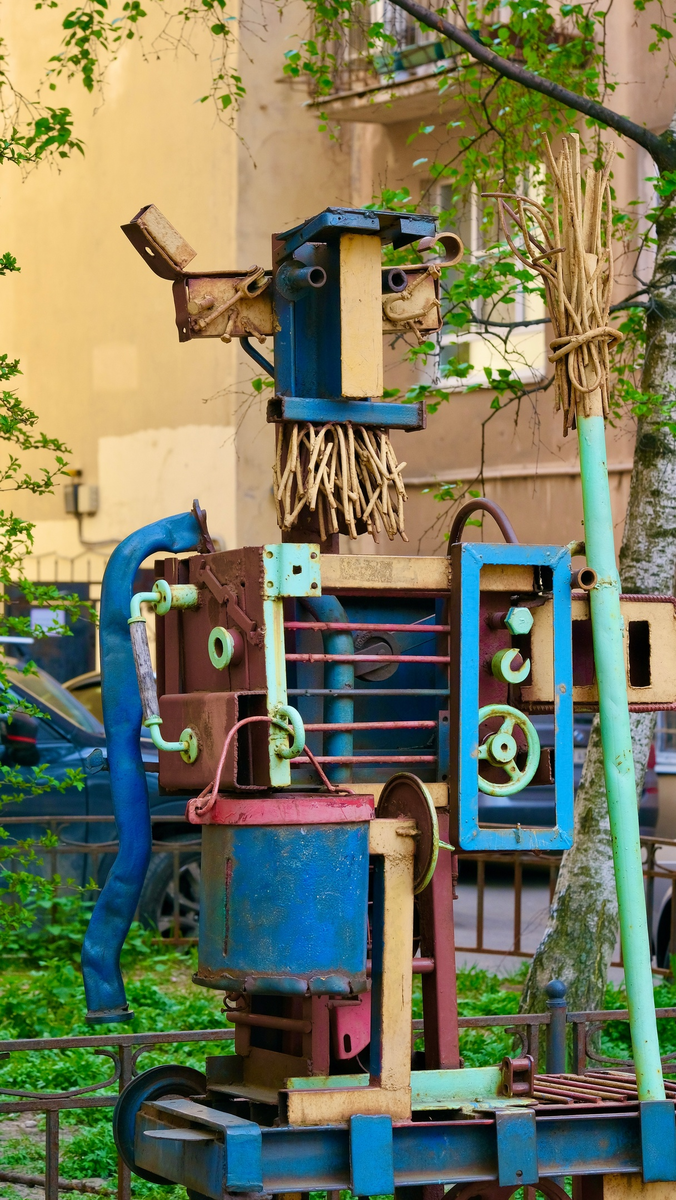 Скульптуру «Дворник» Владимира Козина интересно разглядывать со всех сторон