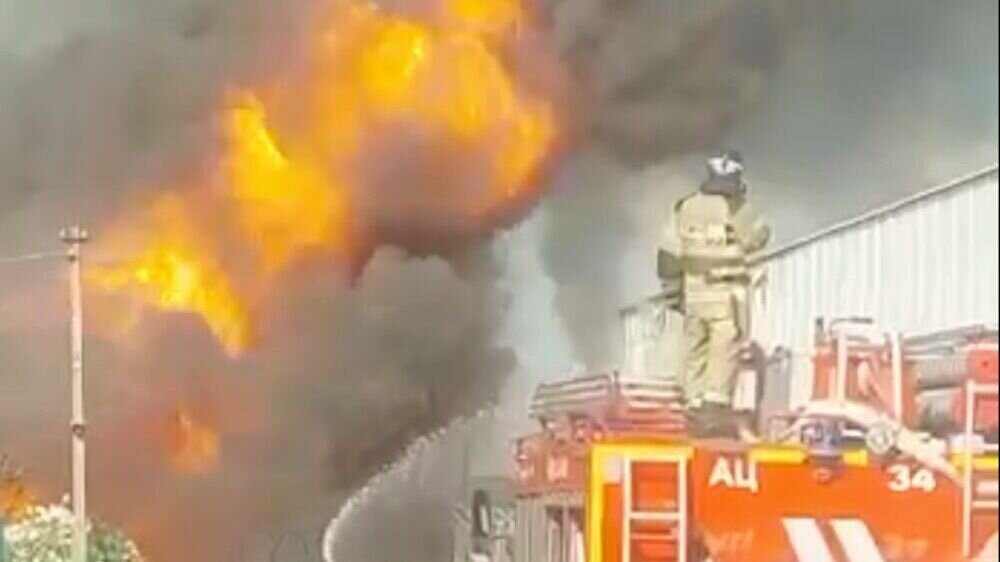     Огонь занял порядка двух тысяч квадратных метров.