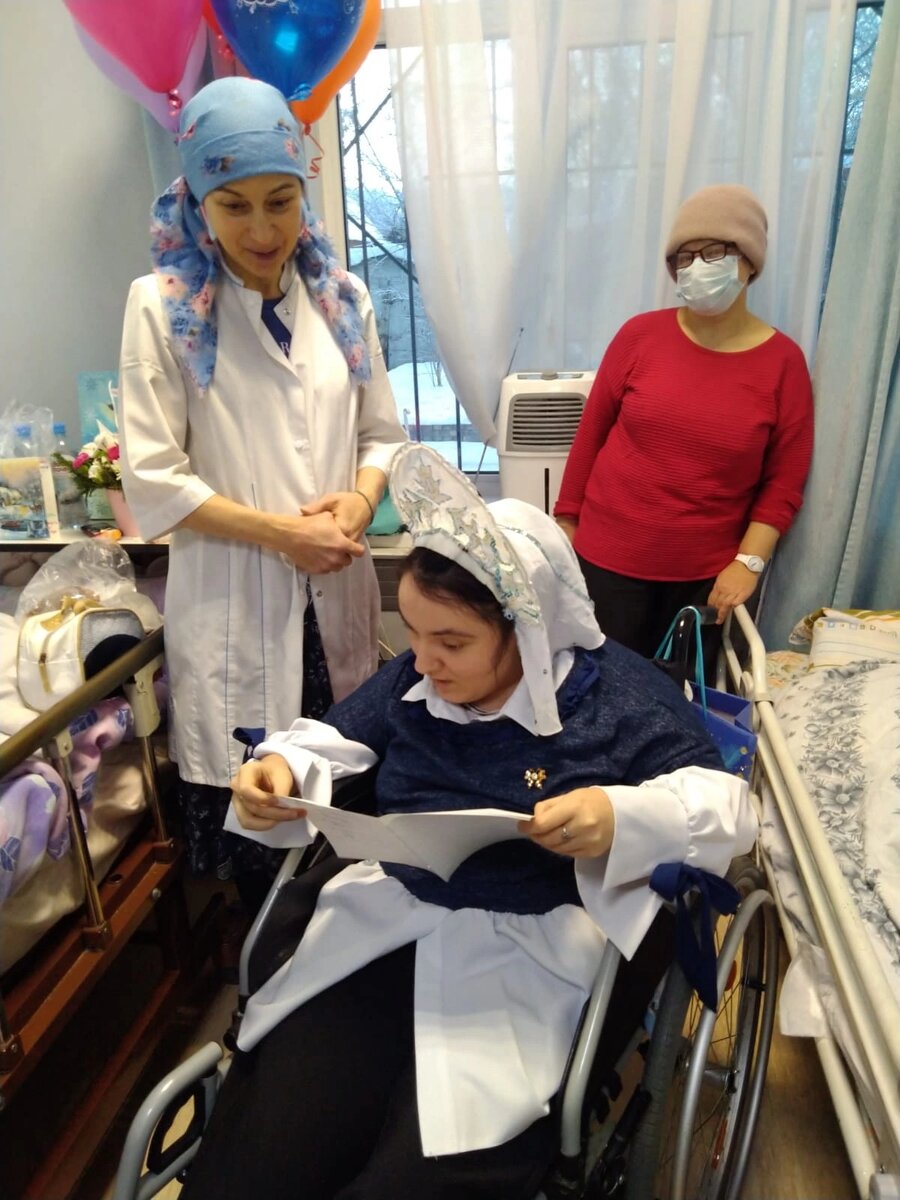 Человек духовный – 
весь одно большое сострадание. Изнемогает, сострадая другим, молится, утешает. И, хотя берёт на себя чужие страдания, всегда полон радости, так как Христос отнимает от него его боль и утешает духовно.

Преподобный Паисий Святогорец
