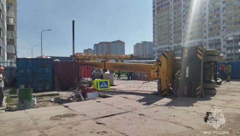     В Ростове никто не пострадал при падении крана на стройплощадке детского сада на СЖМ, об этом сообщили в пресс-службе ГУ МЧС по Ростовской области.