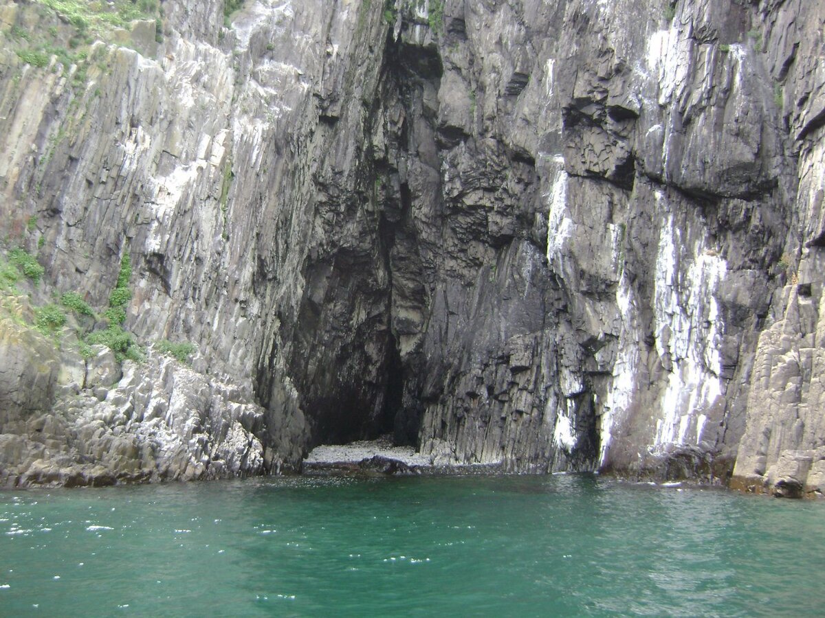 Пещера в скале