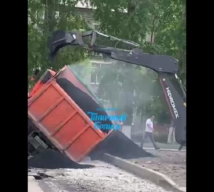    В брянской Бежице грузовик с горячим асфальтом провалился под землю avchernov