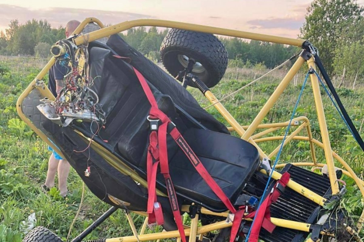    Два человека на параплане разбились под Гатчиной во время праздника