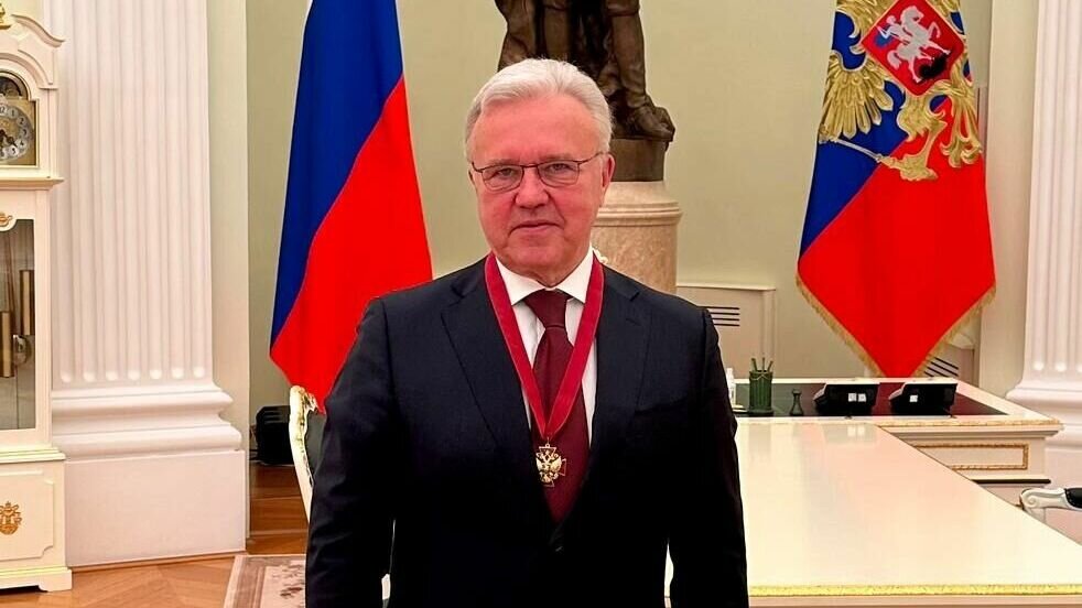     В Кремле 22 мая прошла церемония вручения государственных наград. Среди прочих был награжден и экс-губернатор Красноярского края Александр Усс.