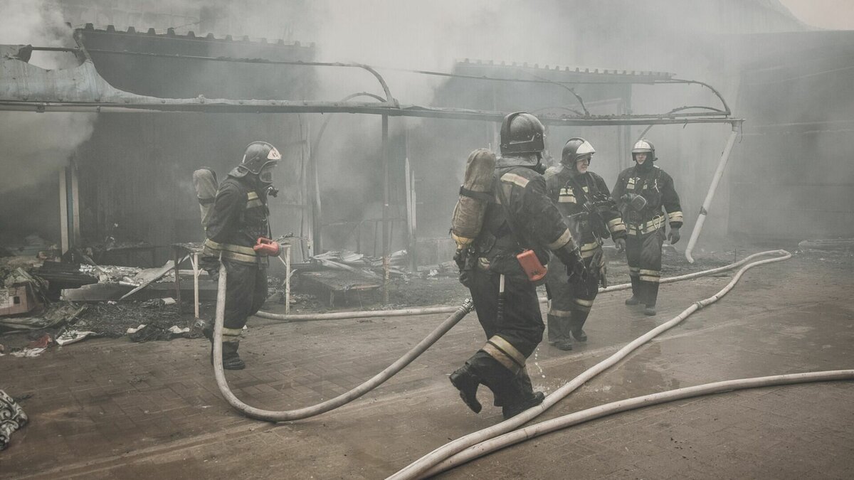     Очевидцы заметили столб дыма, поднимающийся от строений на Сафроновском проезде. Ситуацию прокомментировали в МЧС