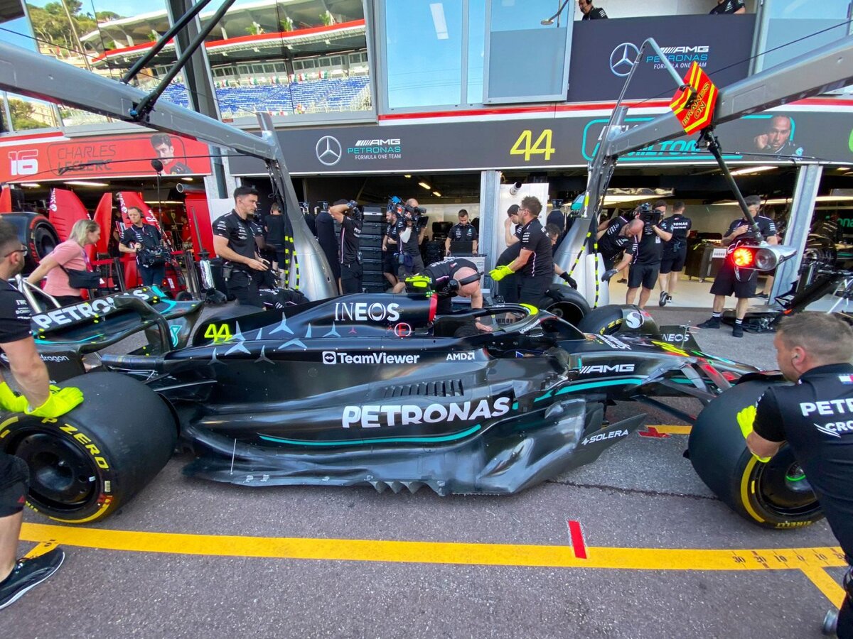 W14B на пит-лейне в МонакоФото: Mercedes  📷
