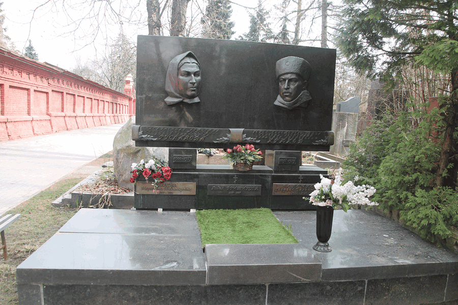 Надгробие на могиле Л.Руслановой и В.Крюкова