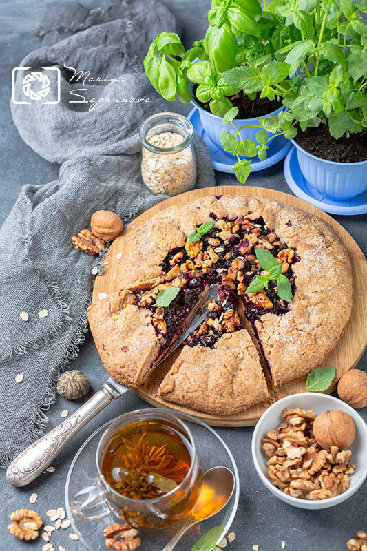 Ароматный пирог с черной смородиной и грецкими орехами.