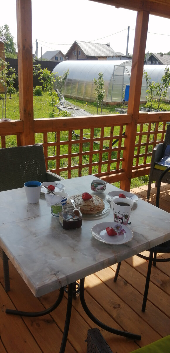 Сервировка от сына, жаль посуды нет красивой. Пока хранить не где! 