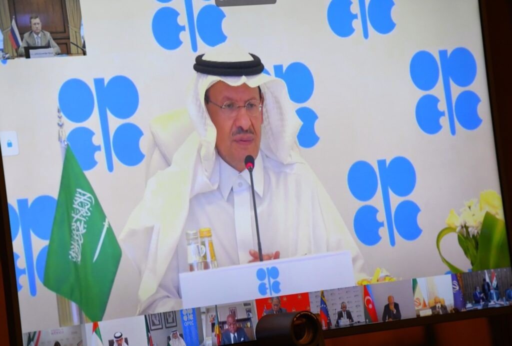    Министр энергетики Саудовской Аравии, принц Абдель Азиз бен Сальман, который участвует в формате видеоконференции в заседании министров стран ОПЕК+. Архивное фото. Сергей Пятаков / РИА Новости