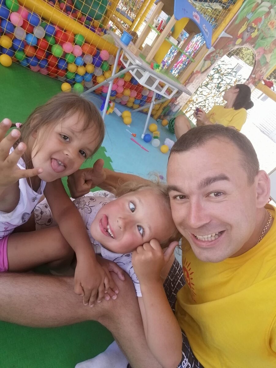 Любимый всеми детьми Дядя Денис