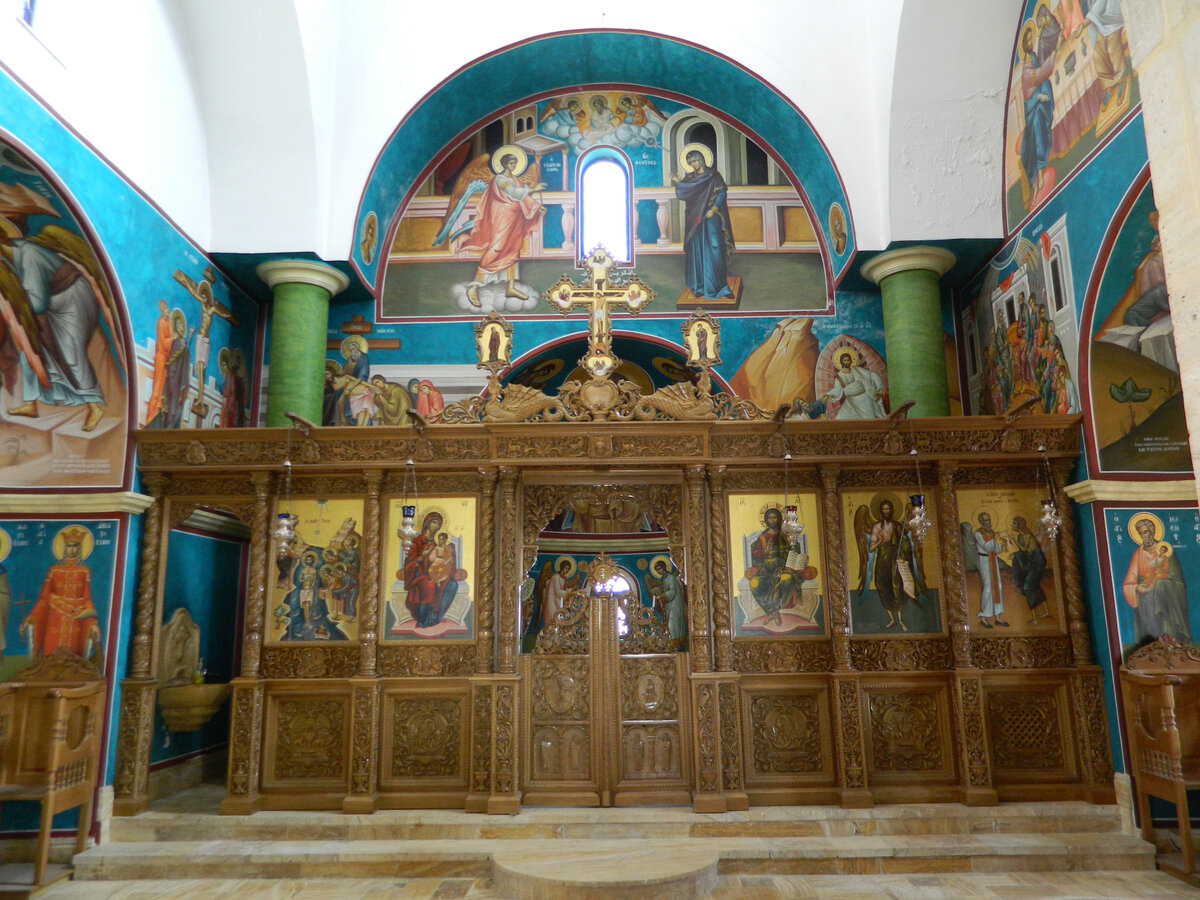 Церковь у места крещения. Иордания 