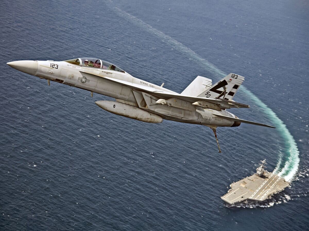    Самолет F/A-18F Super Hornet пролетает над авианосцем USS Gerald R. Ford в Атлантическом океане© Фото : U.S. Navy / Erik Hildebrandt