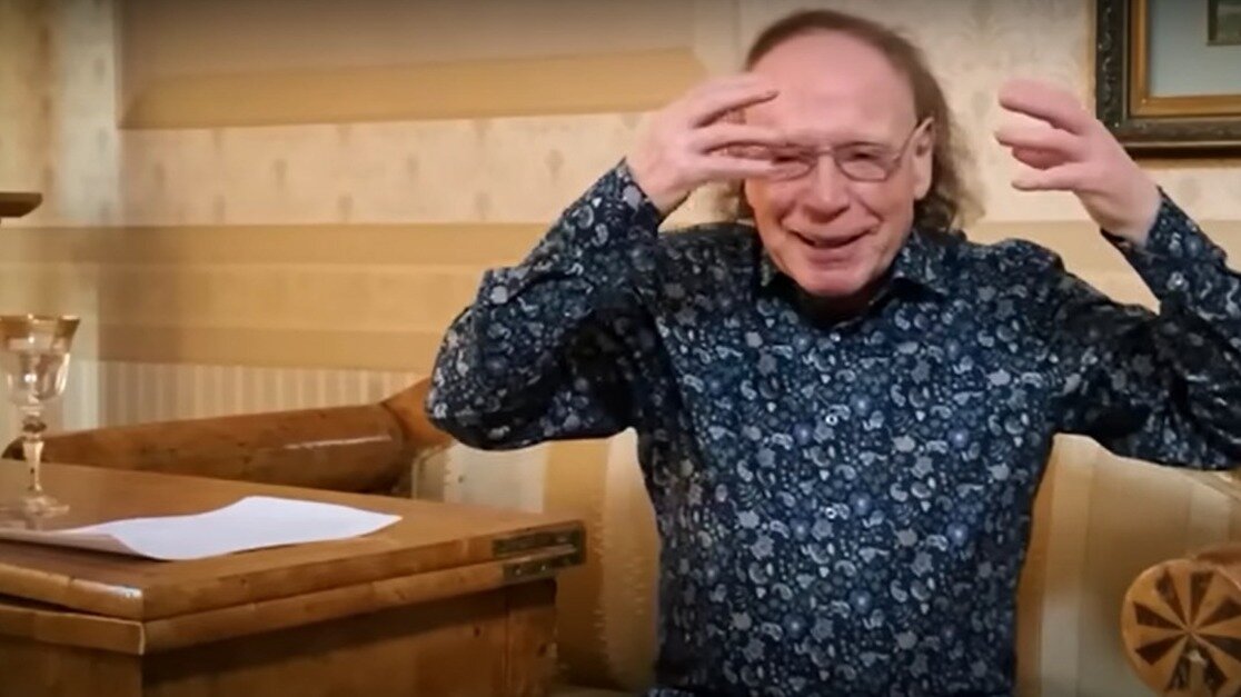     Известный драматург, историк и телеведущий сейчас, оказывается, находится не в России. Об этом узнали журналисты, пообщавшиеся с Радзинским, чтобы получить комментарий в связи с атакой дронов на Москву и Подмосковье.