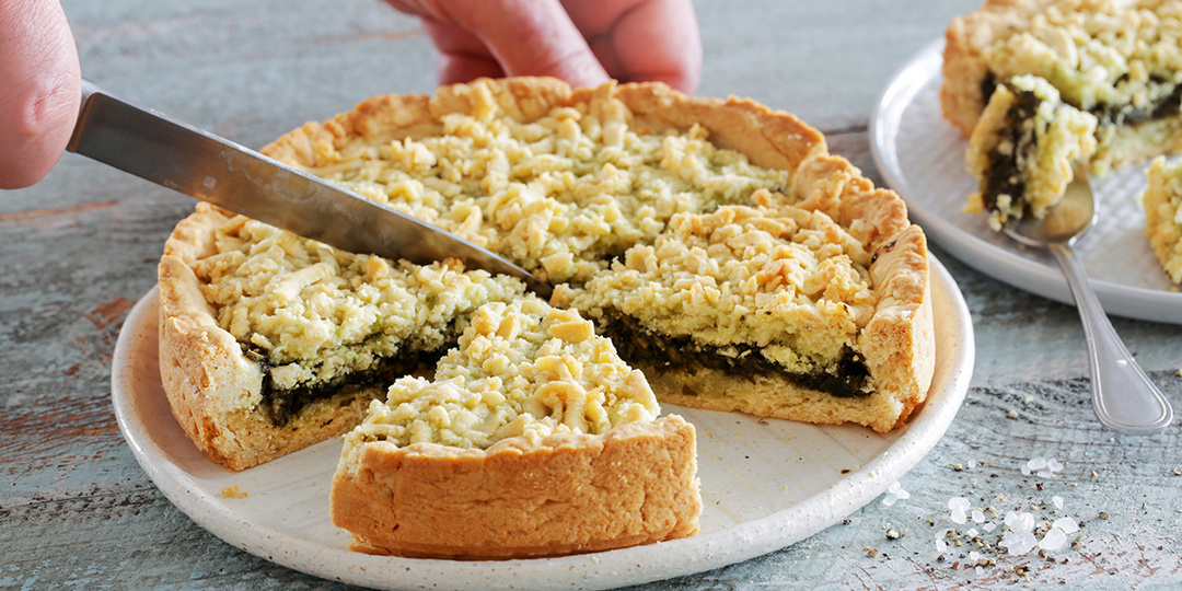 Печется пирог менее получаса, получается оригинально и вкусно: песочный пирог с щавелем