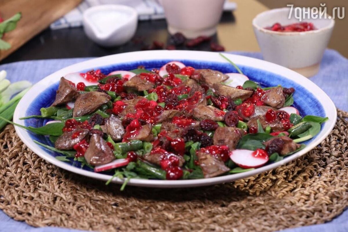    Салат с куриной печенью, медом и клюквой: рецепт богатой витаминами закуски от Сергея Малоземова пресс-служба НТВ