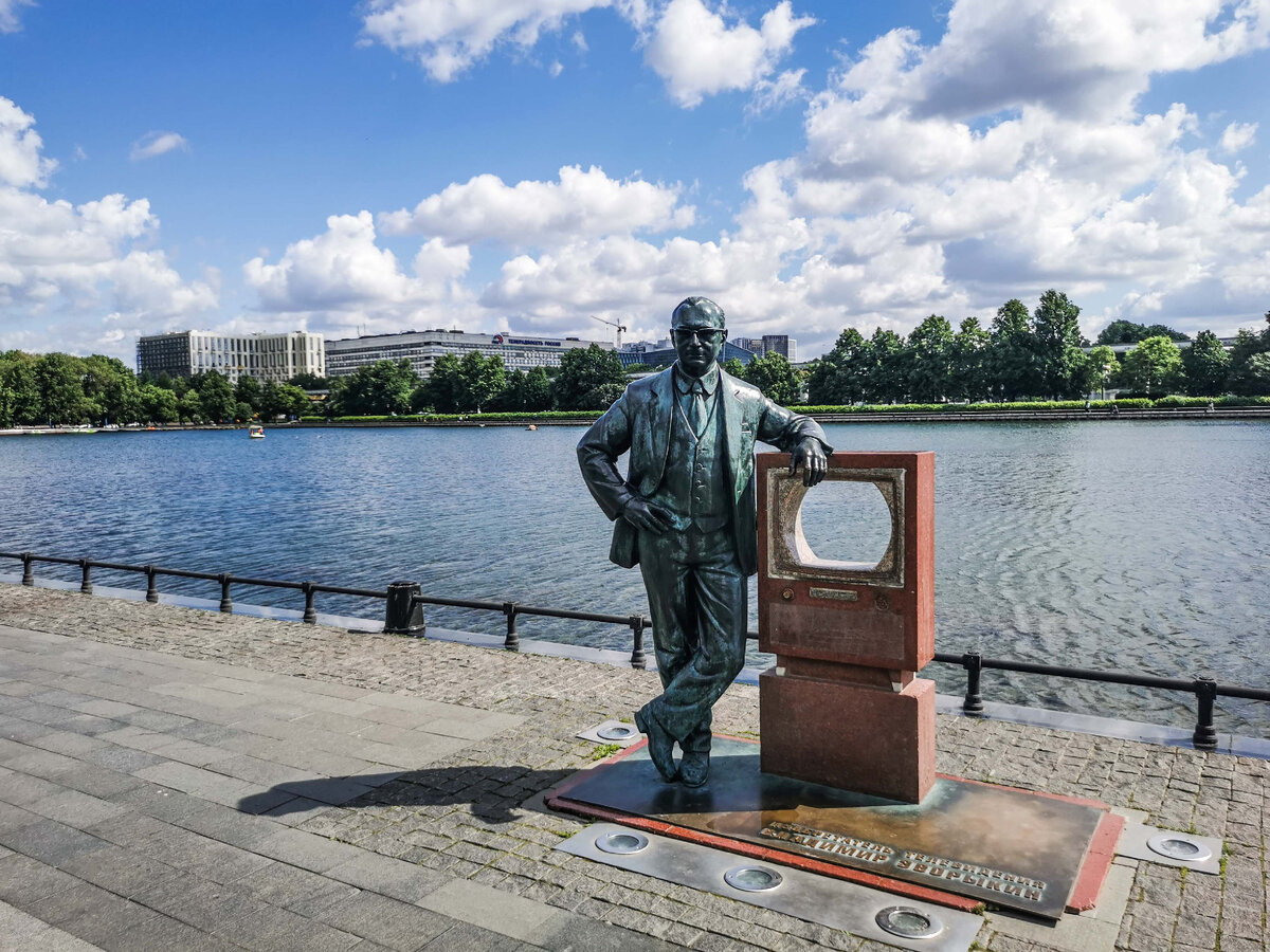 Памятник Владимиру Козмичу Зворыкину, русско-американскому инженеру, изобретателю телевидения. 