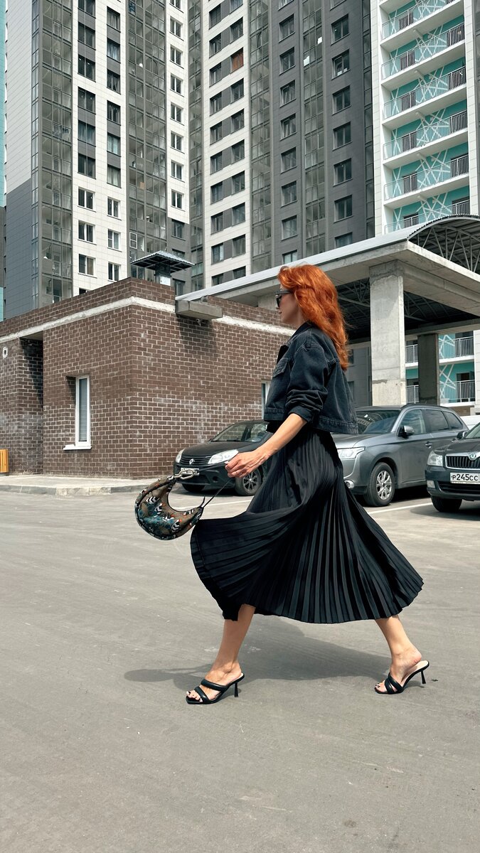 Ветер заигрывает с юбкой, но та ведет себя очень скромно и выше допустимого не поднимается 😂