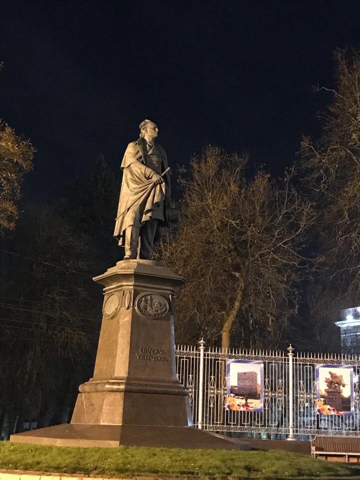 Памятник Ф. Тютчеву обращен лицом к драмтеатру