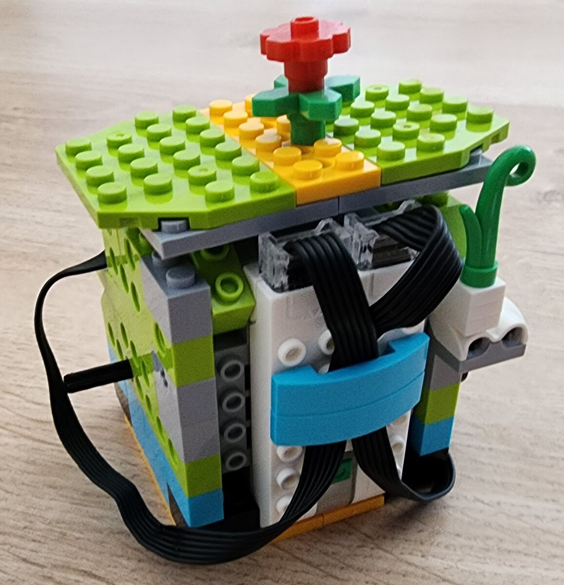 Умная мусорная корзина из WeDo