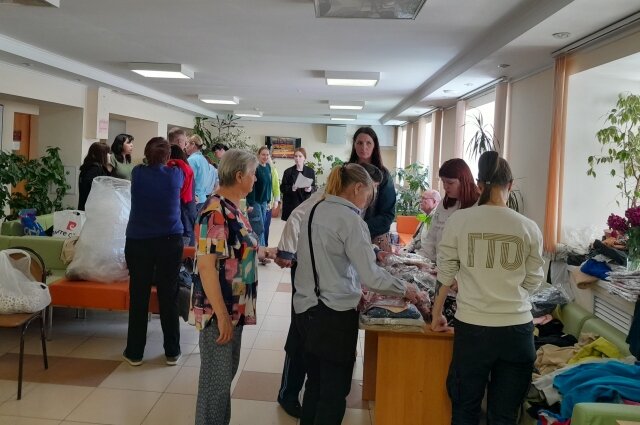    Пункт выдачи гуманитарной помощи на входе в общежитие. Фото:  АиФ/ Татьяна Черных