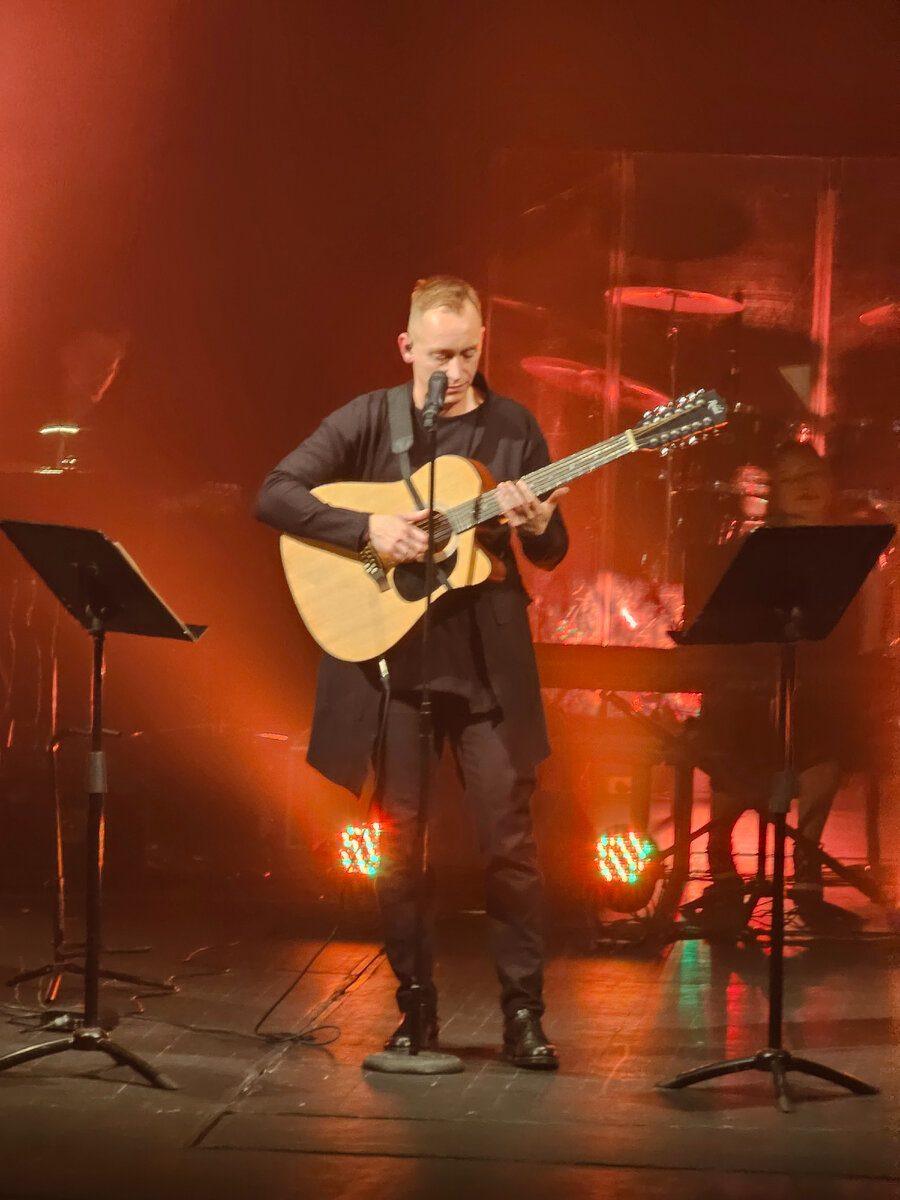 Актёр отлично играет на гитаре и здорово поёт