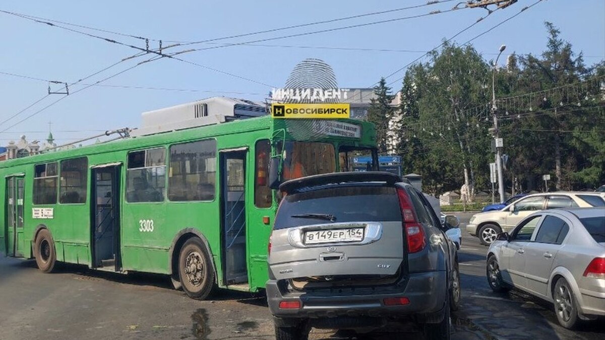 В центре Новосибирска внедорожник врезался в троллейбус | Atas.info | Дзен