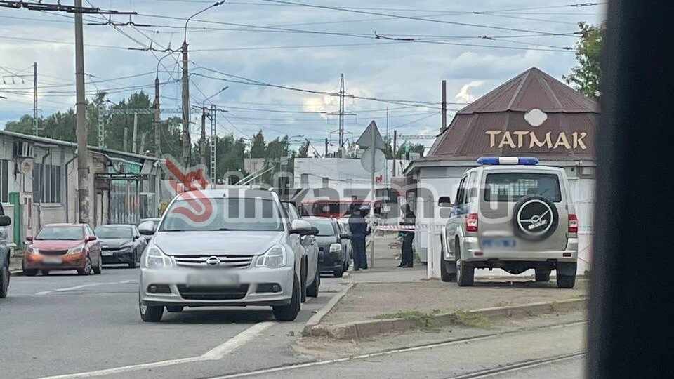     В Казани полиция оцепила территорию рядом с кафе «Татмак» на Сибирском тракте. Об этом Inkazan сообщил читатель.