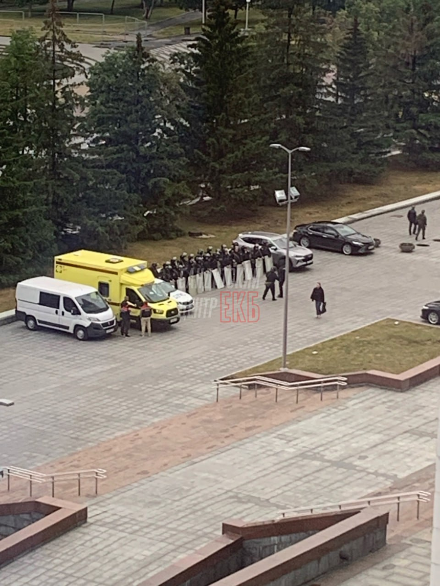 Сегодняшним утром силовики проводили учения в зданиях правительства и законодательного собрания 
Многие перепугались, но это просто учения, можете выдохнуть!