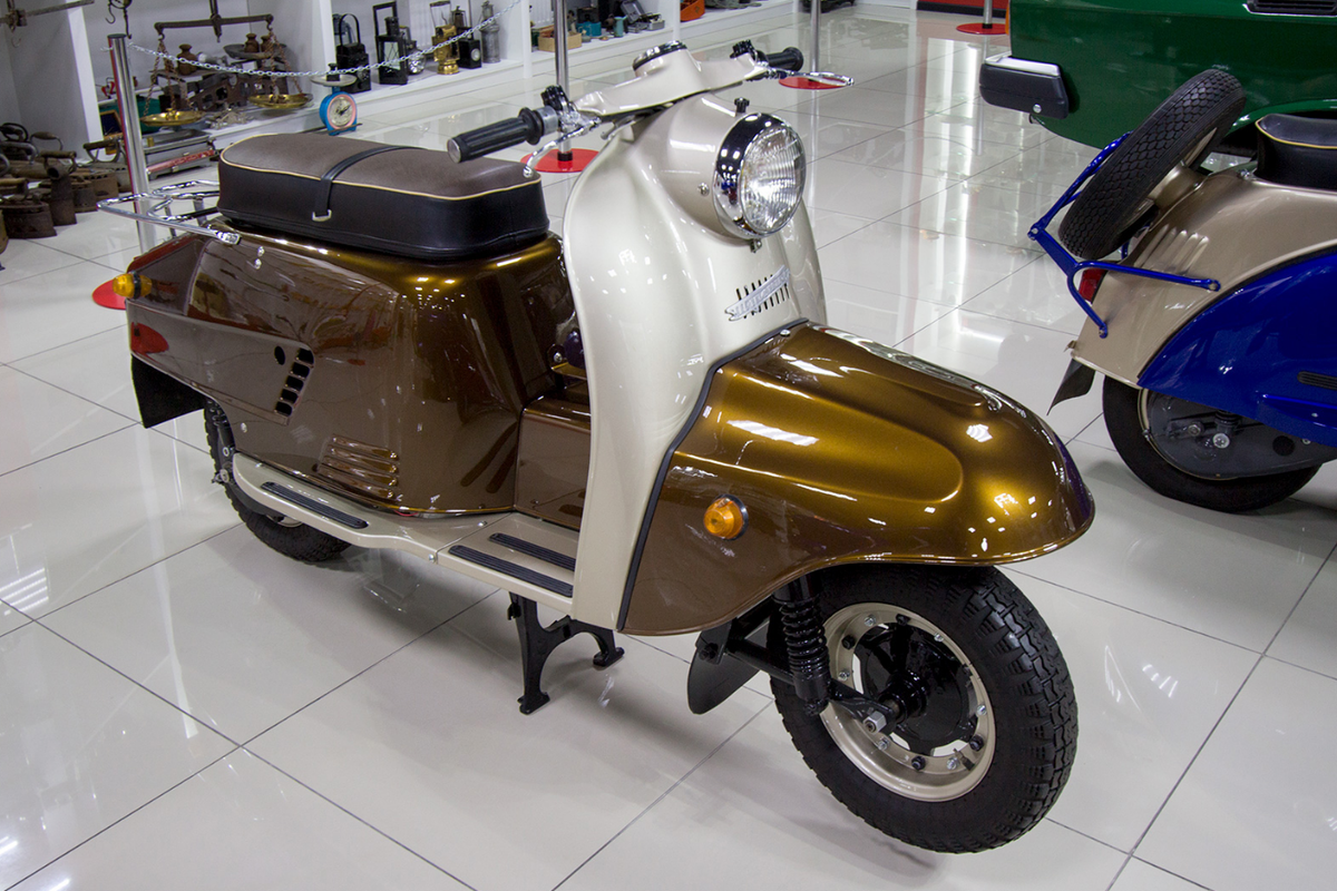 Выпускаемый на Тульском заводе мотороллер Тула-200 "Турист"