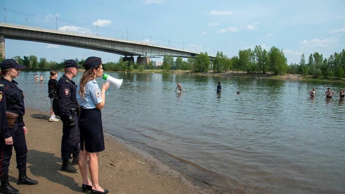     Полицейские проверили водоемы в Красноярске.