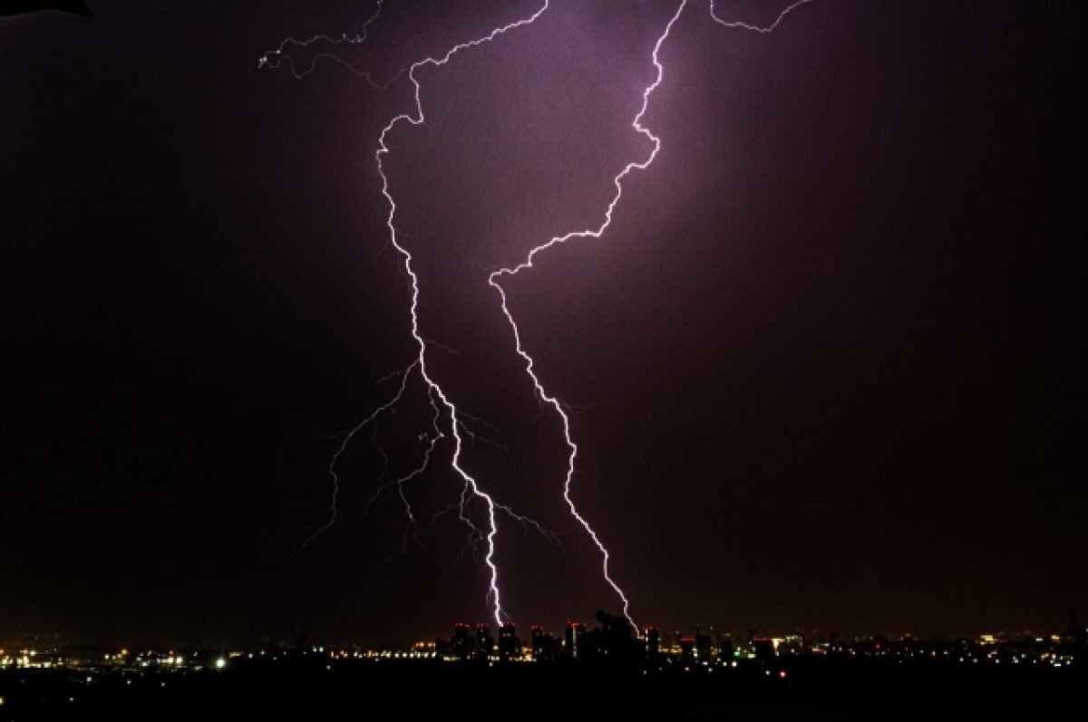    Пока в Кузбасс приходят только "сухие" грозы.