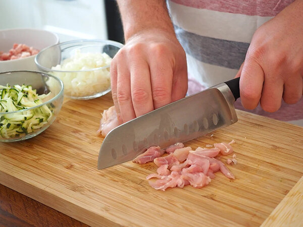 Рубленые куриные котлеты – очень красивый и простой способ устроить семейный ужин. Все, что вам нужно, это острый нож, хорошее мясо и горсть овощей.-2