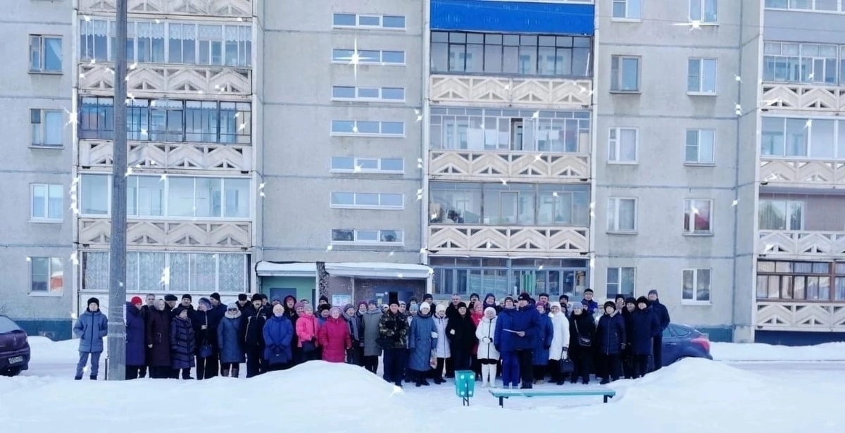 Житель Кондопоги вместе с сыном самостоятельно благоустраивает свой дворпаблик администрации Кондопожского района «ВКонтакте»📷
