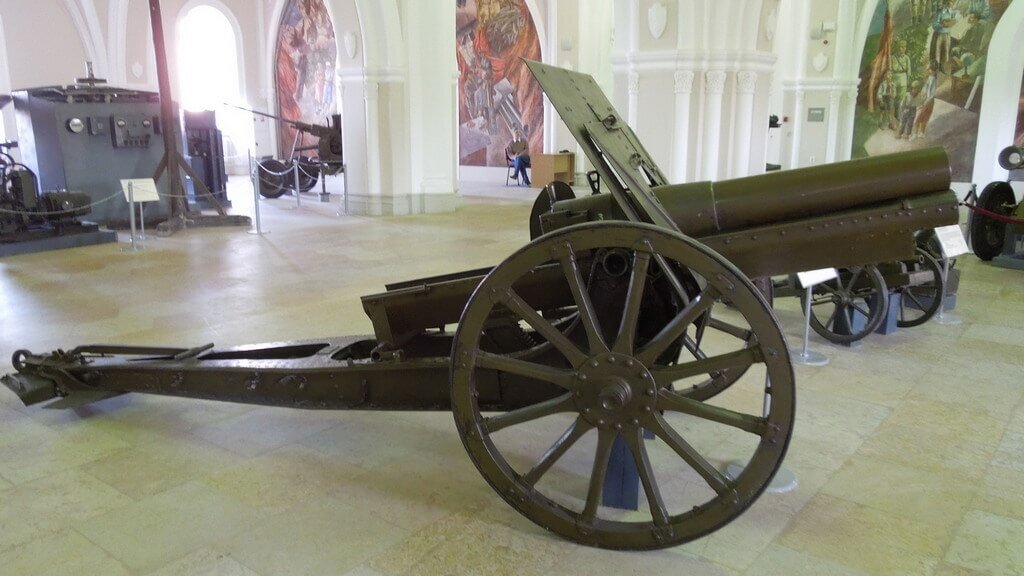 122-мм гаубица обр. 1910 г., в дореволюционное время — 48-лин. полевая гаубица системы Шнейдера обр. 1910 г. Данный экземпляр экспонируется в Военно-историческом музее артиллерии, инженерных войск и войск связи (ВИМАИВиВС) в г. Санкт-Петербурге. В конечном итоге именно такие орудия останутся в валовом производстве после Гражданской войны в России. После модернизации 1930 года они будут выпускаться вплоть до 1941 года включительно и пройдут всю Великую Отечественную войну