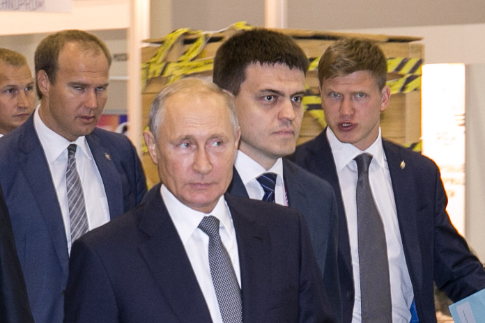 Второй справа - врио губернатора Красноярского края Михаил Котюков. Фото из архива "Континента Сибирь", автор Михаил Периков