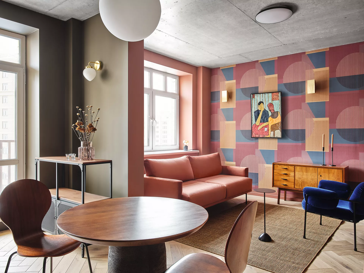 Диван divan.ru. Кресло Fogia. Тумба — винтаж. Столик Amura. Ковер и лампа на подоконнике Ikea. Бра — винтаж. Паркетная доска Finex. Краска для стен Argile. Панно Borastapeter. Картина — художница Лазиза Тулаганова, Flor et Lavr Gallery.