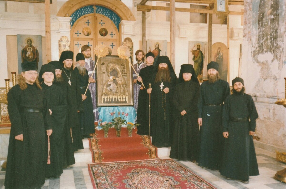 Инок Нил (Брагин) с лева на право второй, с братьями, Оранский монастырь.