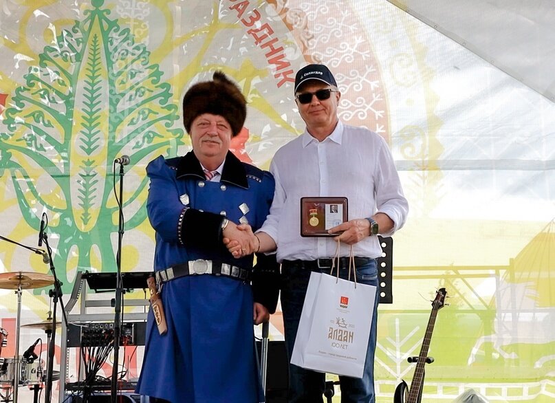 Награду Сергею Татаринову вручил мэр Алдана Александр Бугай (фото пресс-службы ПАО "Селигдар").