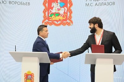    Андрей Воробьев на ПМЭФ-2023 встретился с представителем компании "Мультиколд" ©Константин Семенец Пресс-служба Губернатора и Правительства Московской области