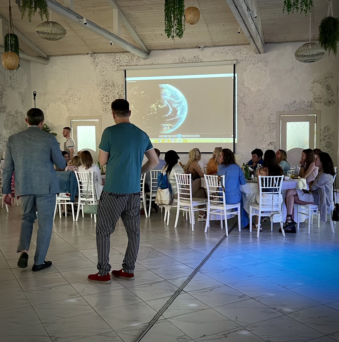 На проекторе кадр из фильма в жанре супергеройского кино 😎