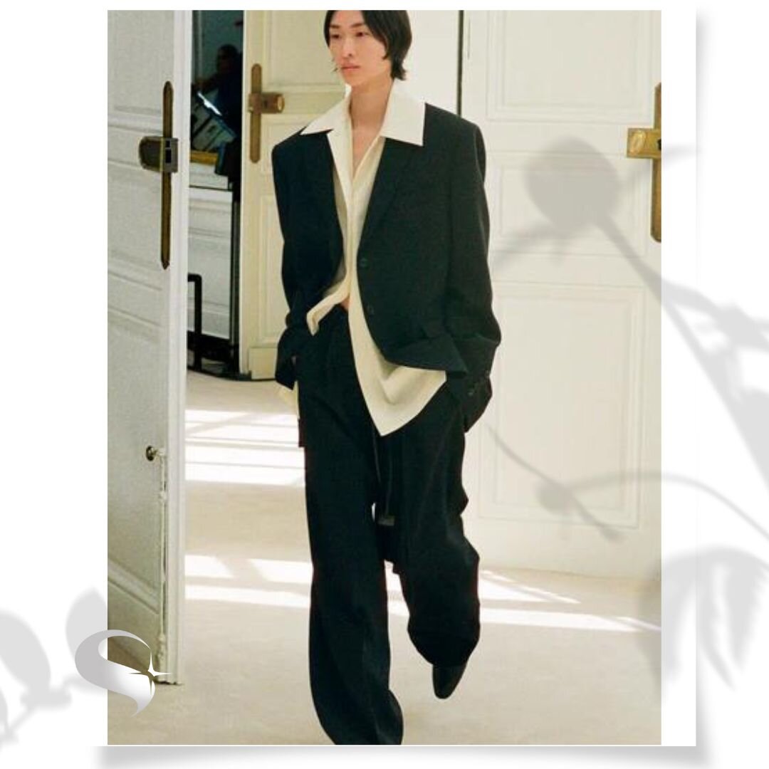 Мэри-Кейт Олсен сменила полностью черный стиль на удивительно красочный наряд