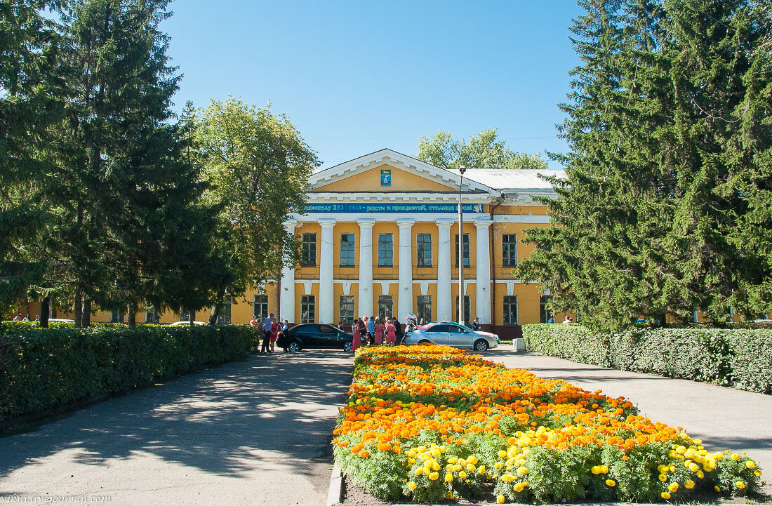 Цветущая площадь и красивая зеленая аллея