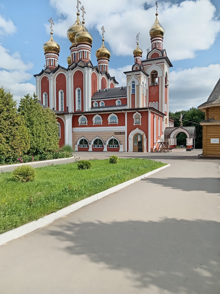 Беседка сзади церкви, тишина, зелень, цветы кругом