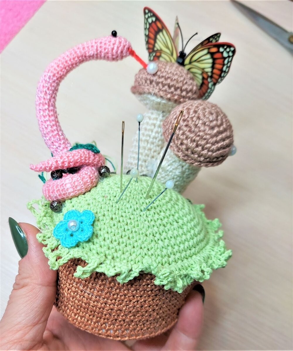 Игольница крючком с декоративным оформлением